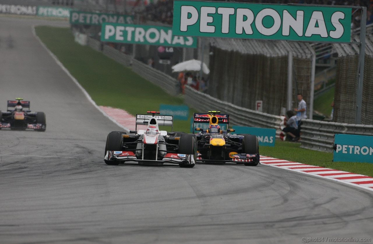 GP MALESIA, 10.04.2011- Gara, Kamui Kobayashi (JAP), Sauber F1 Team C30 e Mark Webber (AUS), Red Bull Racing, RB7 