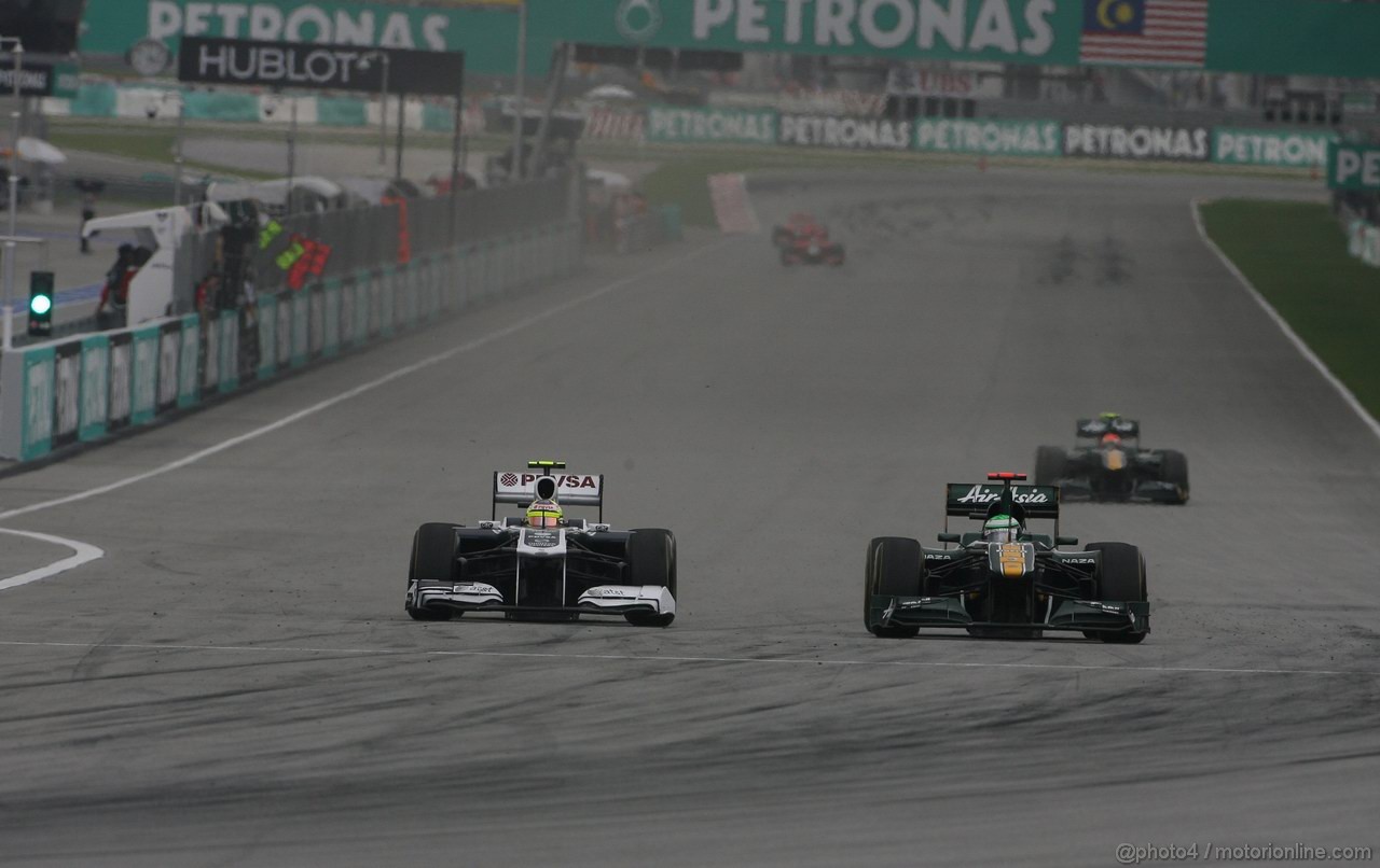 GP MALESIA, 10.04.2011- Gara, Pastor Maldonado (VEN), Williams FW33 e Heikki Kovalainen (FIN), Team Lotus, TL11