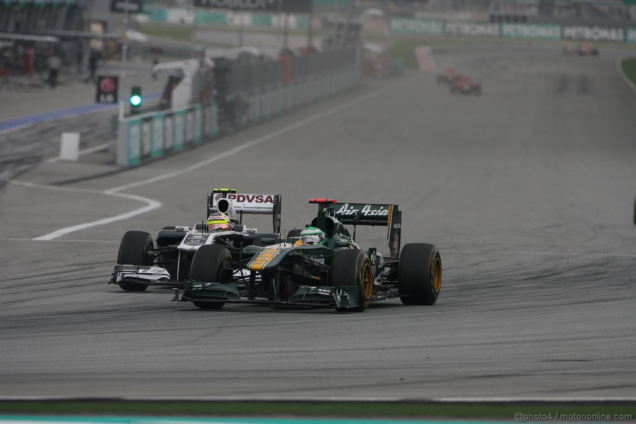 GP MALESIA, 10.04.2011- Gara, Pastor Maldonado (VEN), Williams FW33 e Heikki Kovalainen (FIN), Team Lotus, TL11 