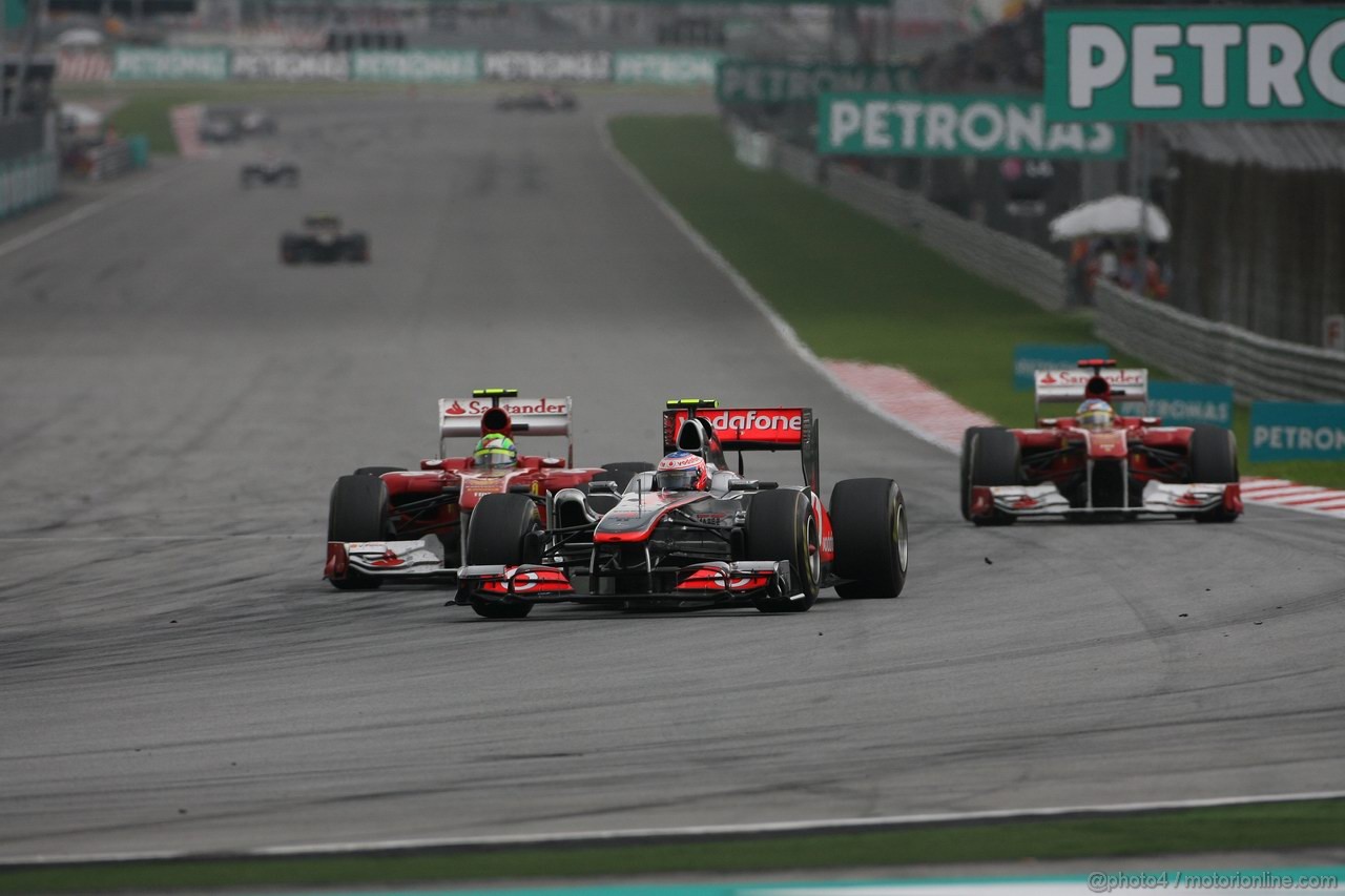 GP MALESIA, 10.04.2011- Gara, Jenson Button (GBR), McLaren  Mercedes, MP4-26 davanti a Felipe Massa (BRA), Ferrari, F-150 Italia e Fernando Alonso (ESP), Ferrari, F-150 Italia 