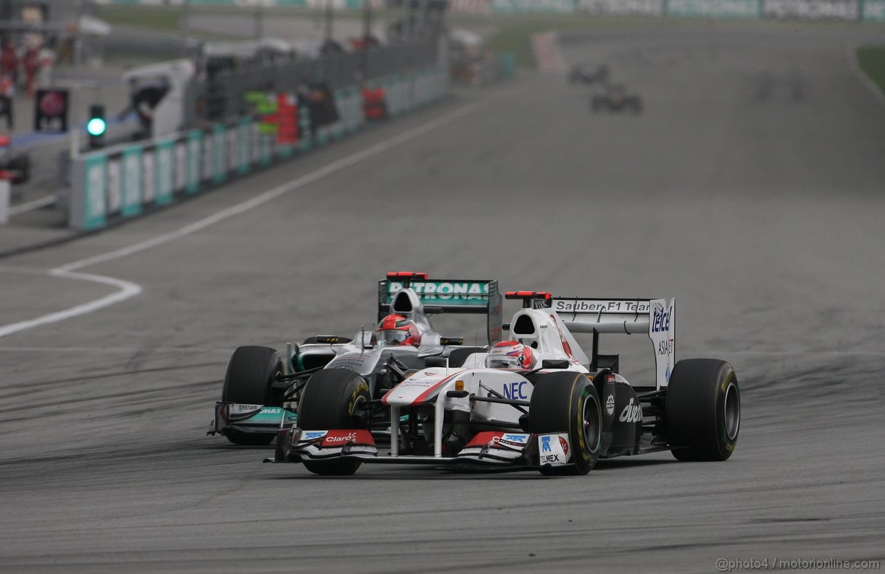 GP MALESIA, 10.04.2011- Gara, Michael Schumacher (GER), Mercedes GP Petronas F1 Team, MGP W02 e Kamui Kobayashi (JAP), Sauber F1 Team C30 