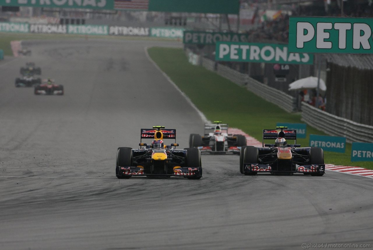 GP MALESIA, 10.04.2011- Gara, Mark Webber (AUS), Red Bull Racing, RB7 e Jaime Alguersuari (SPA), Scuderia Toro Rosso, STR6 