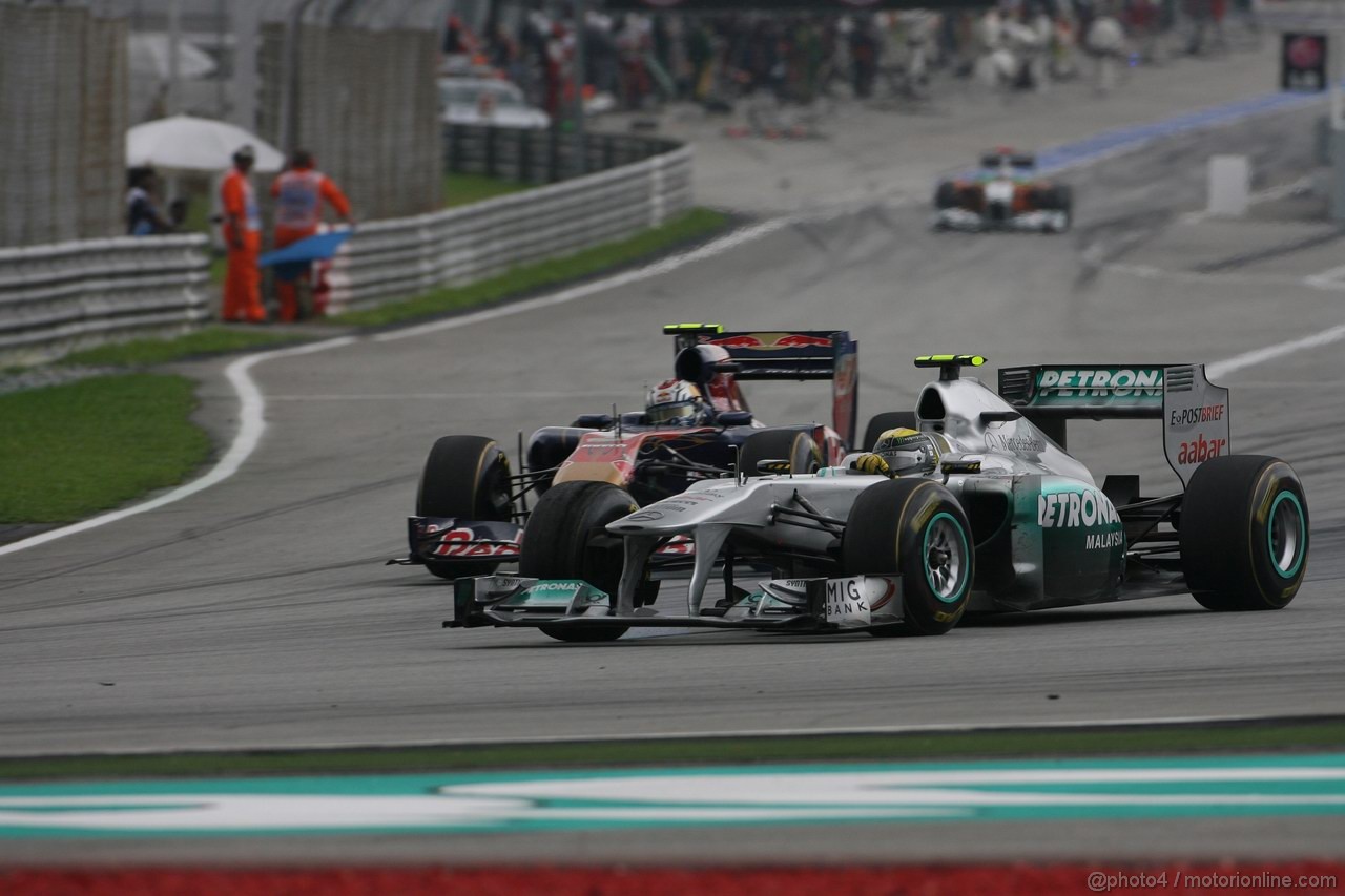 GP MALESIA, 10.04.2011- Gara, Nico Rosberg (GER), Mercedes GP Petronas F1 Team, MGP W02 e Jaime Alguersuari (SPA), Scuderia Toro Rosso, STR6