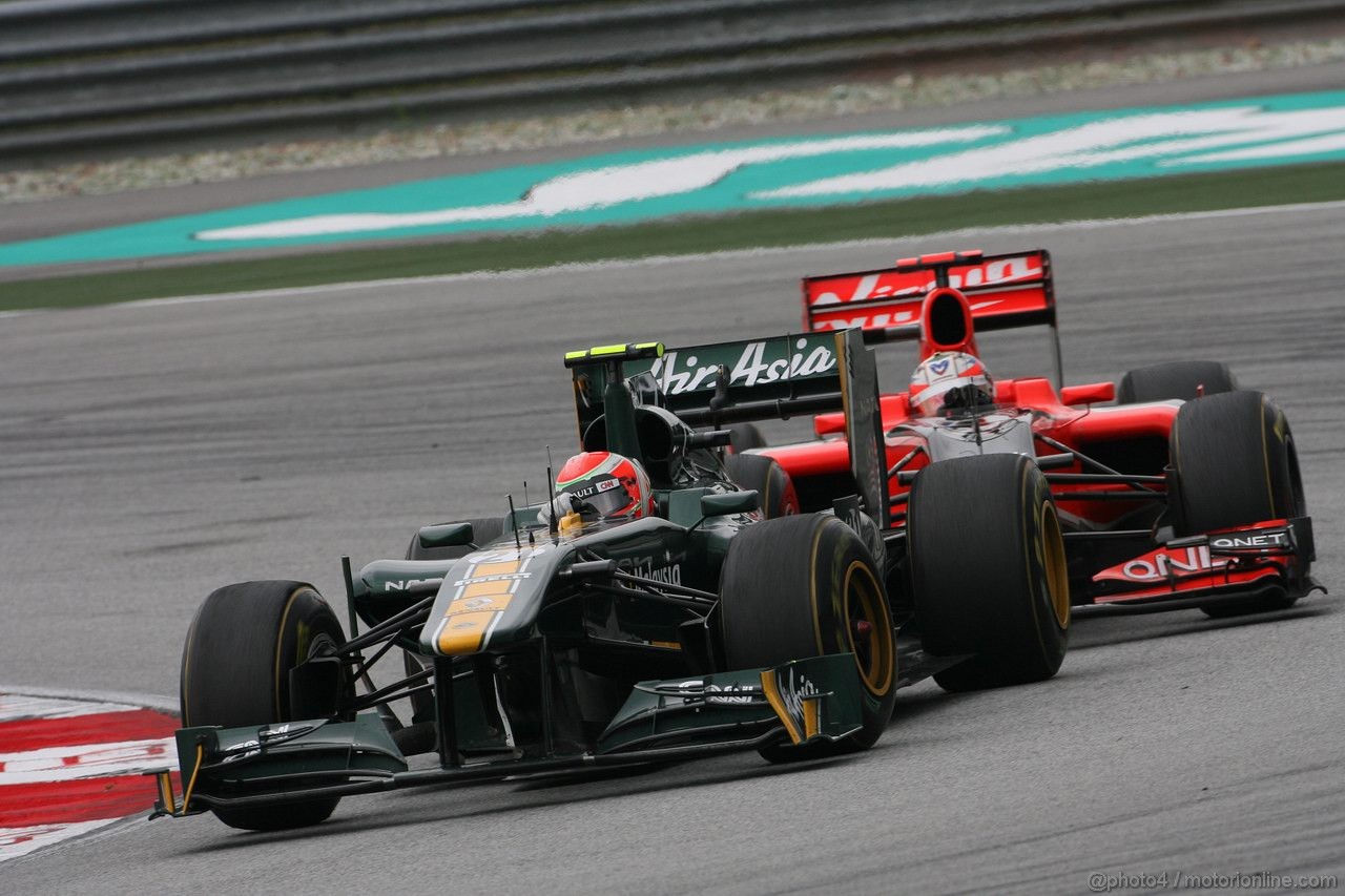 GP MALESIA, 10.04.2011- Gara, Jarno Trulli (ITA), Team Lotus, TL11 e Timo Glock (GER), Marussia Virgin Racing VR-02 