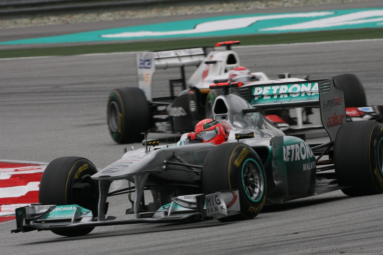 GP MALESIA, 10.04.2011- Gara, Michael Schumacher (GER), Mercedes GP Petronas F1 Team, MGP W02 davanti a Timo Glock (GER), Marussia Virgin Racing VR-02