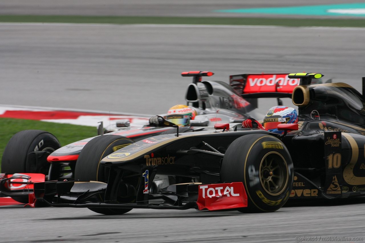 GP MALESIA, 10.04.2011- Gara, Lewis Hamilton (GBR), McLaren Mercedes, MP4-26 e Vitaly Petrov (RUS), Lotus Renault GP, R31