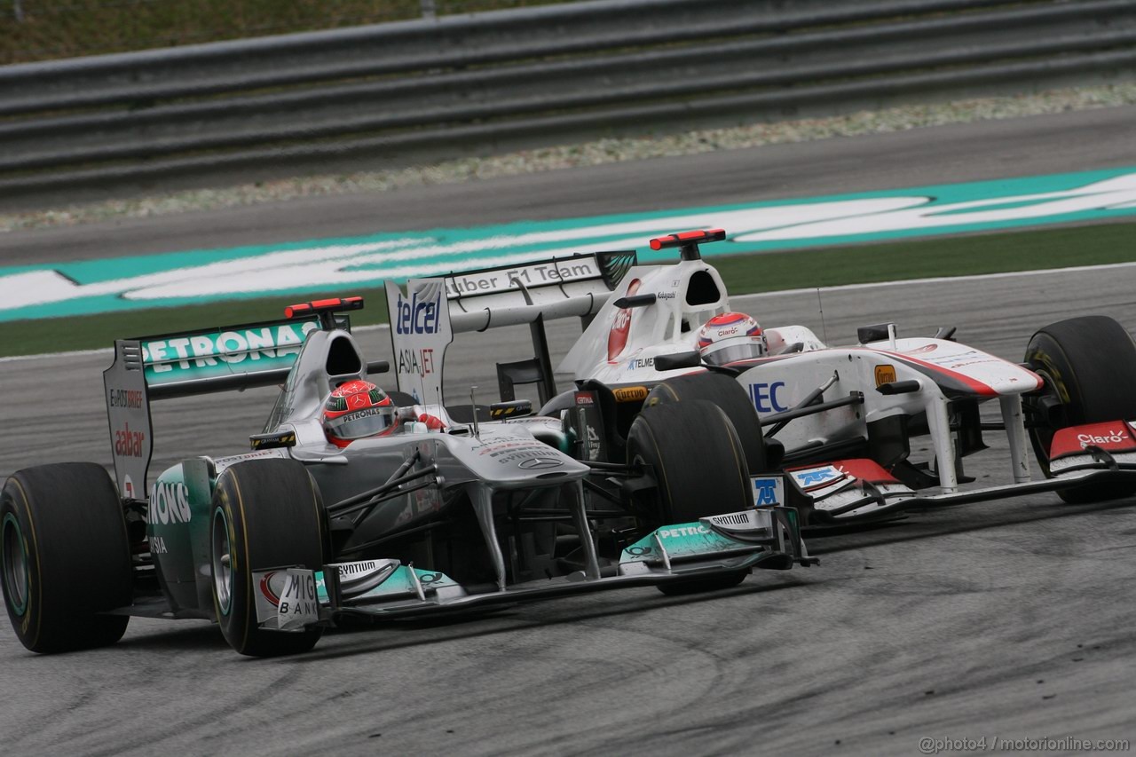 GP MALESIA, 10.04.2011- Gara, Michael Schumacher (GER), Mercedes GP Petronas F1 Team, MGP W02 e Kamui Kobayashi (JAP), Sauber F1 Team C30 