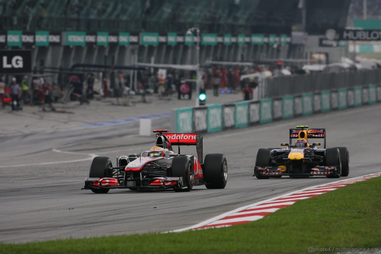 GP MALESIA, 10.04.2011- Gara, Lewis Hamilton (GBR), McLaren  Mercedes, MP4-26 e Mark Webber (AUS), Red Bull Racing, RB7 