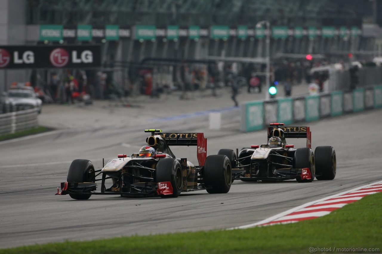 GP MALESIA, 10.04.2011- Gara, Vitaly Petrov (RUS), Lotus Renault GP, R31 davanti a Nick Heidfeld (GER) Lotus Renault GP R31  