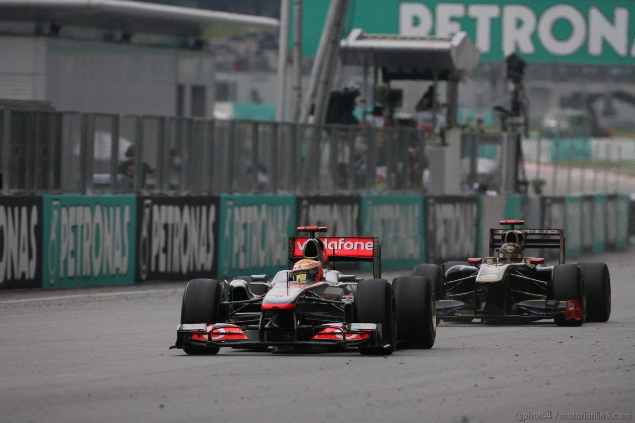 GP MALESIA, 10.04.2011- Gara, Lewis Hamilton (GBR), McLaren Mercedes, MP4-26 davanti a Nick Heidfeld (GER) Lotus Renault GP R31