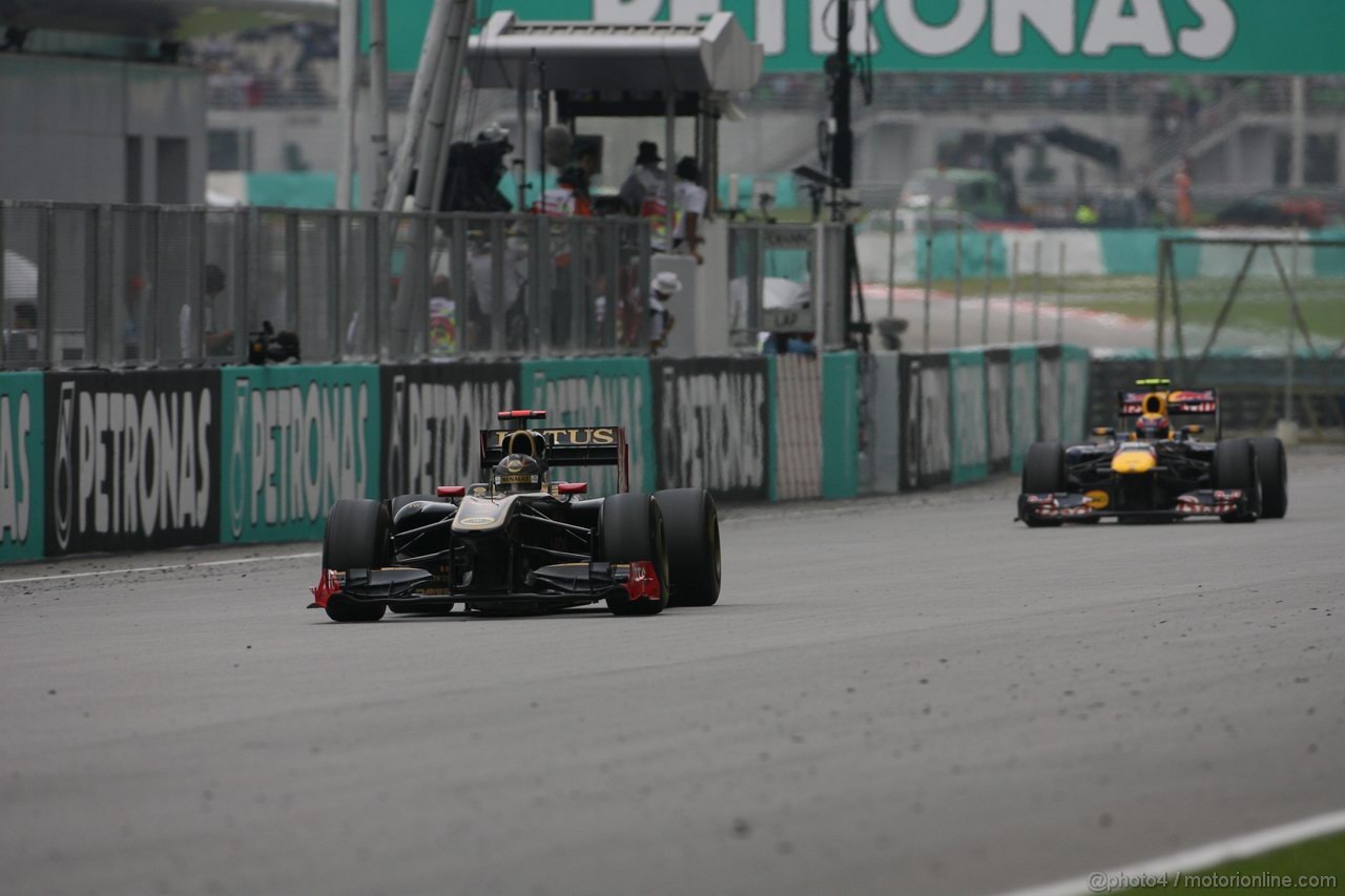 GP MALESIA, 10.04.2011- Gara, Nick Heidfeld (GER) Lotus Renault GP R31  davanti a Mark Webber (AUS), Red Bull Racing, RB7 