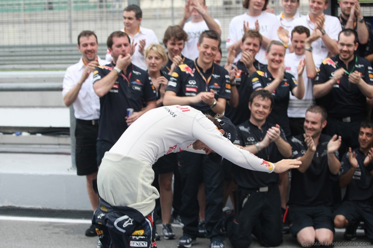GP MALESIA, 10.04.2011- Festeggiamenti, Sebastian Vettel (GER), Red Bull Racing, RB7 vincitore e his team