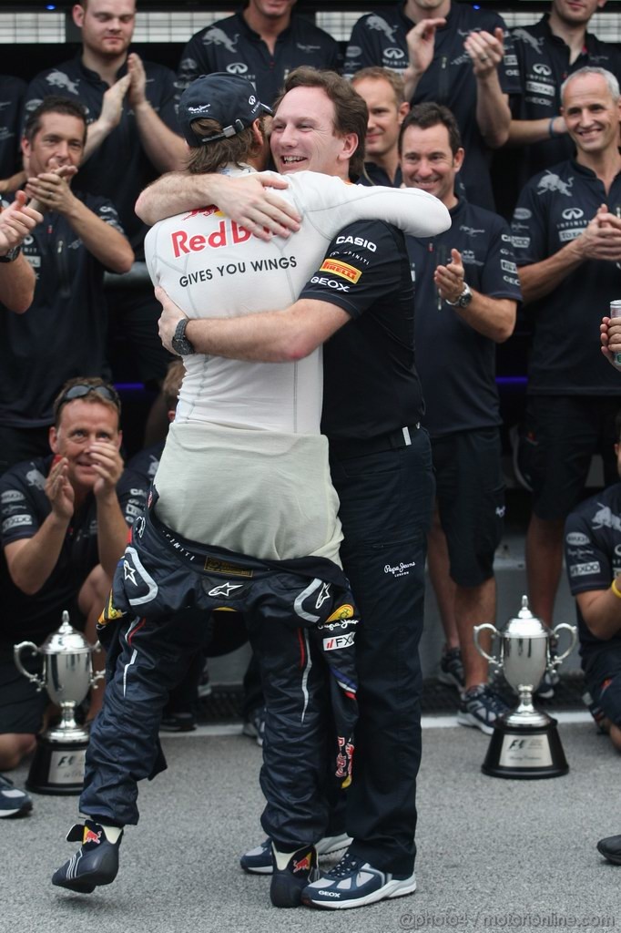 GP MALESIA, 10.04.2011- Festeggiamenti, Sebastian Vettel (GER), Red Bull Racing, RB7 vincitore e his team