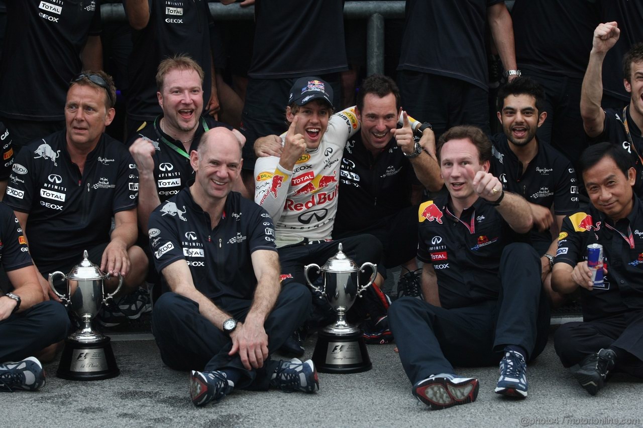 GP MALESIA, 10.04.2011- Festeggiamenti, Sebastian Vettel (GER), Red Bull Racing, RB7 vincitore e his team