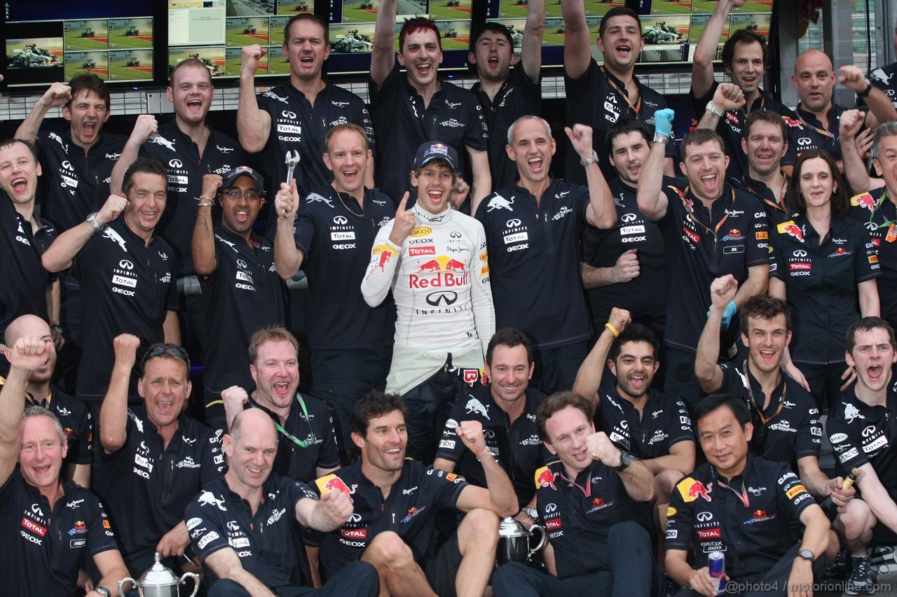 GP MALESIA, 10.04.2011- Festeggiamenti, Sebastian Vettel (GER), Red Bull Racing, RB7 vincitore e his team
