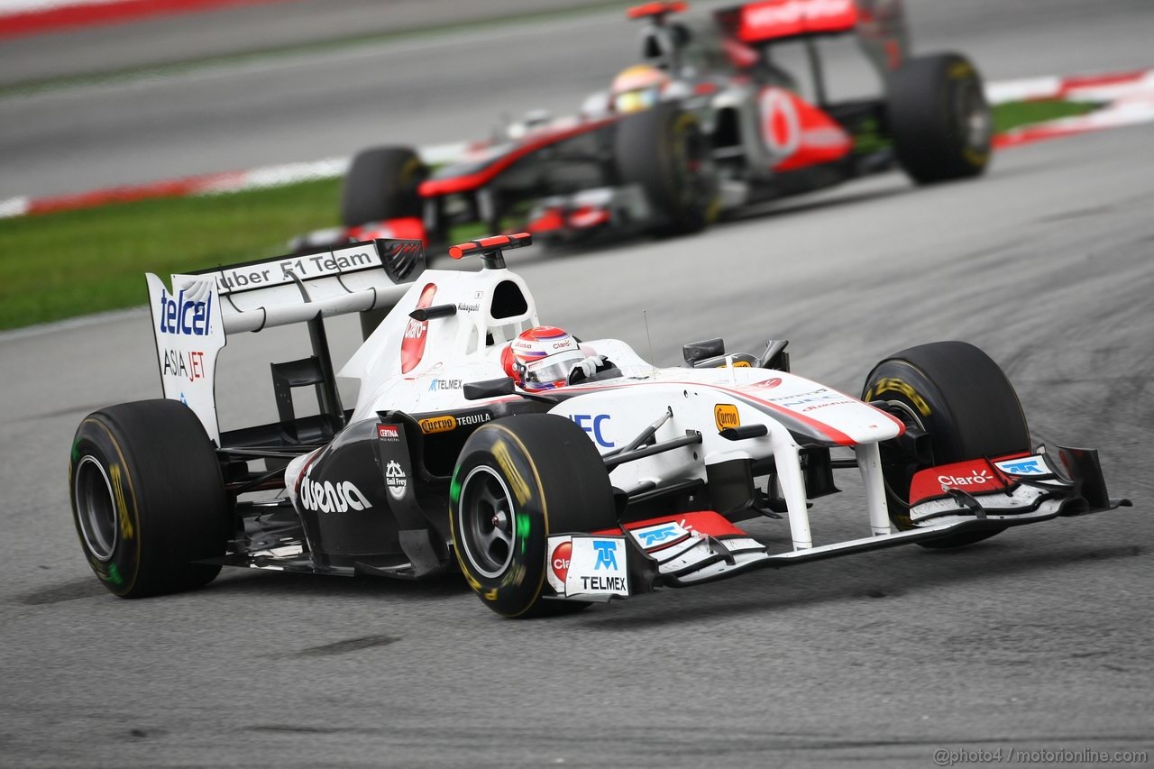 GP MALESIA, 10.04.2011- Gara, Kamui Kobayashi (JAP), Sauber F1 Team C30 davanti a Lewis Hamilton (GBR), McLaren  Mercedes, MP4-26 