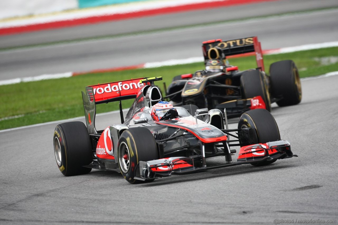GP MALESIA, 10.04.2011- Gara, Jenson Button (GBR), McLaren  Mercedes, MP4-26 davanti a Nick Heidfeld (GER) Lotus Renault GP R31  