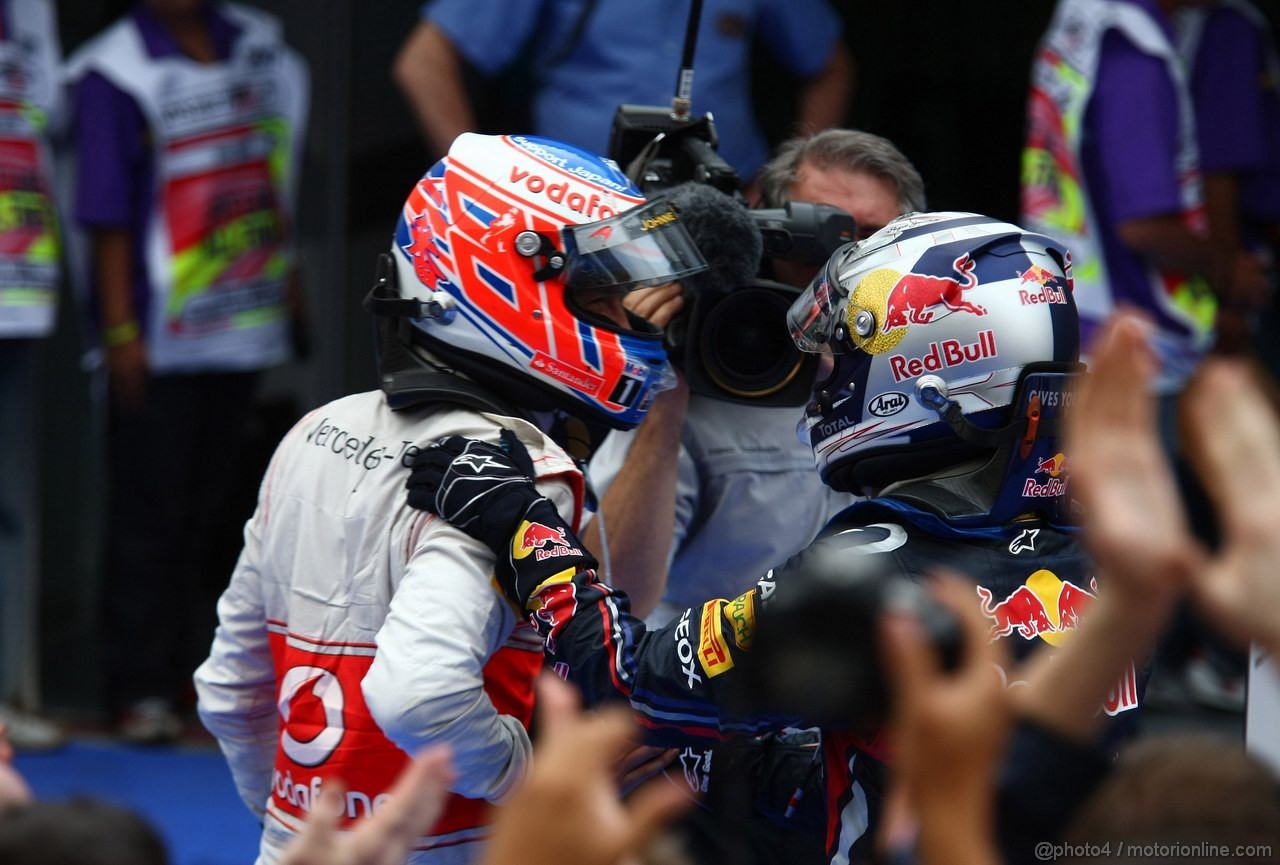 GP MALESIA, 10.04.2011- Gara, Sebastian Vettel (GER), Red Bull Racing, RB7 vincitore e Jenson Button (GBR), McLaren  Mercedes, MP4-26 secondo 
