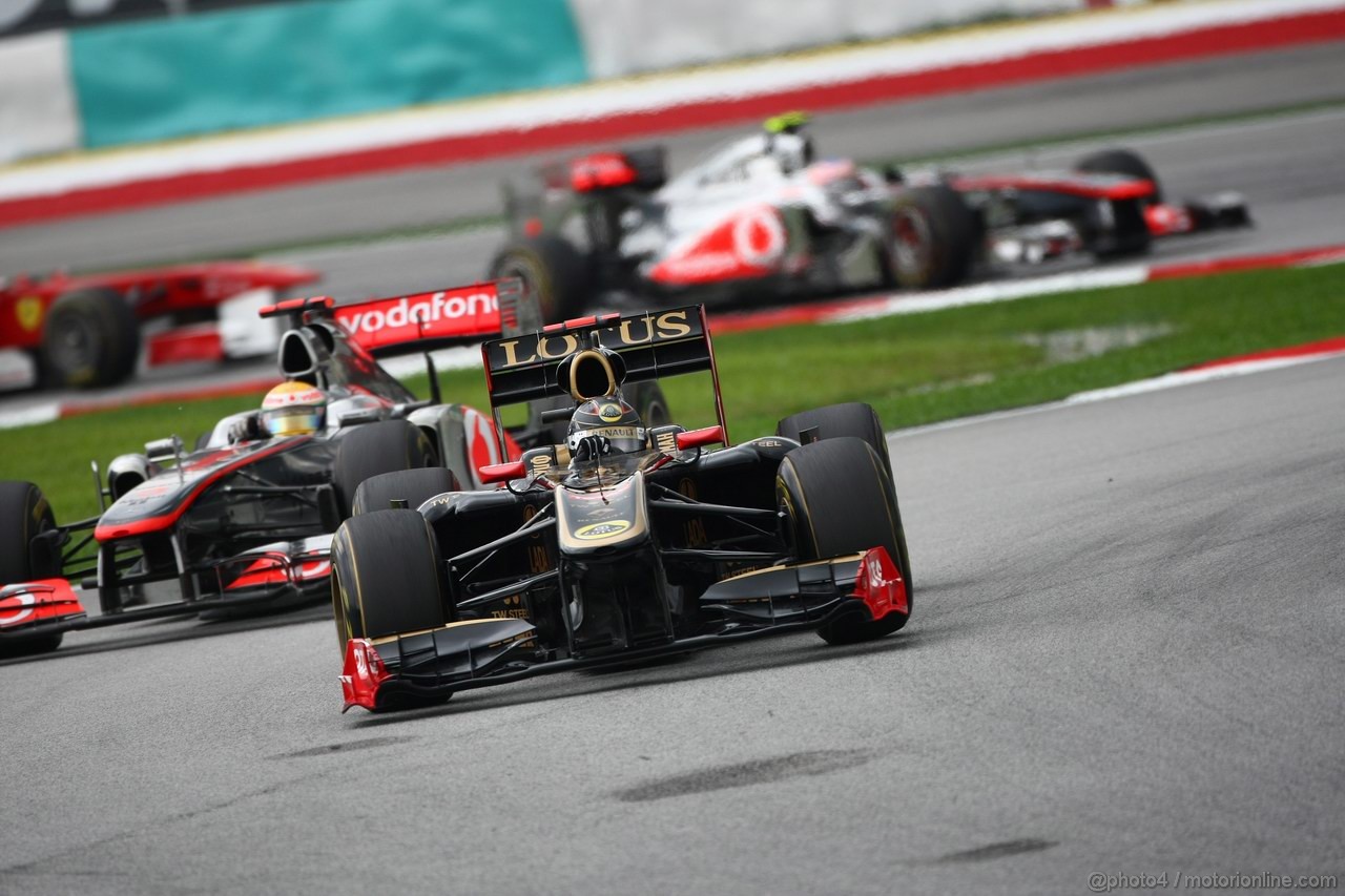 GP MALESIA, 10.04.2011- Gara, Nick Heidfeld (GER) Lotus Renault GP R31  davanti a Lewis Hamilton (GBR), McLaren  Mercedes, MP4-26 