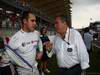 GP MALESIA, 10.04.2011- Gara, Enzo Spano, Stuward FIA e Pastor Maldonado (VEN), Williams FW33 