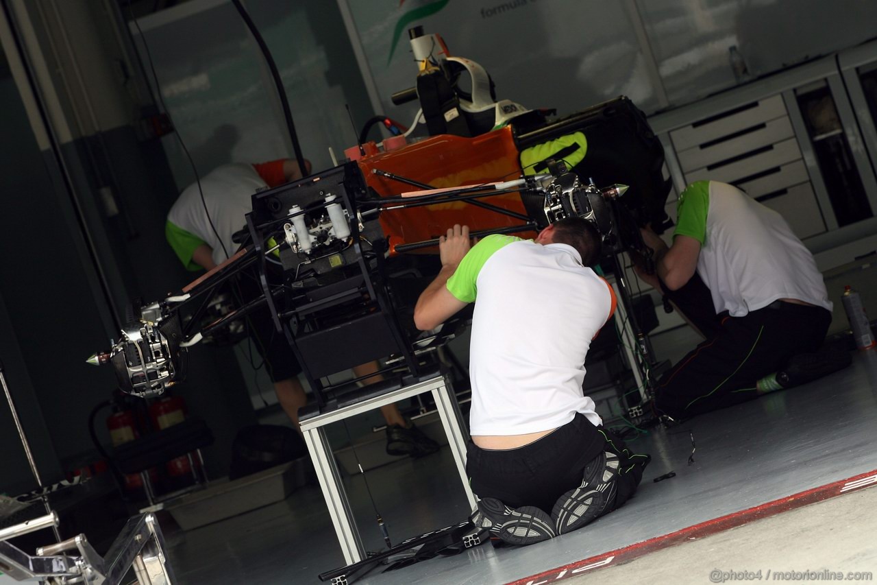 GP MALESIA, 07.04.2011- Mechanics Force india work on the car