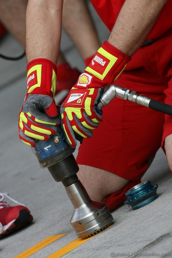 GP MALESIA, 09.04.2011- Mechanic Ferrari  
