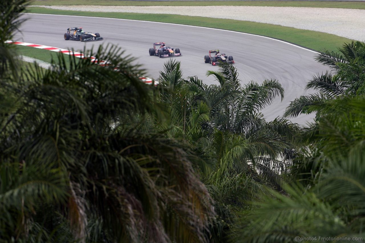 GP MALESIA, 09.04.2011- Prove Libere 3, Sabato, Heikki Kovalainen (FIN), Team Lotus, TL11, Sébastien Buemi (SUI), Scuderia Toro Rosso, STR6 e Vitaly Petrov (RUS), Lotus Renault GP, R31 