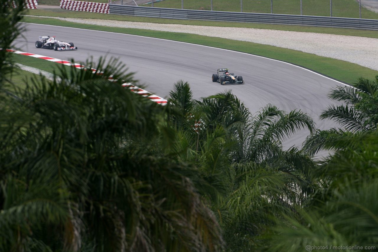 GP MALESIA, 09.04.2011- Prove Libere 3, Sabato, Kamui Kobayashi (JAP), Sauber F1 Team C30 e Jarno Trulli (ITA), Team Lotus, TL11 