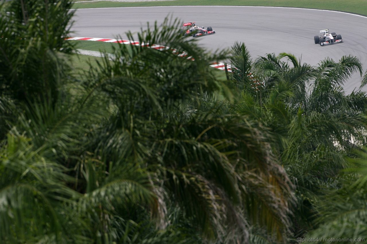 GP MALESIA, 09.04.2011- Prove Libere 3, Sabato, Sergio Pérez (MEX), Sauber F1 Team C30 davanti a Lewis Hamilton (GBR), McLaren  Mercedes, MP4-26 