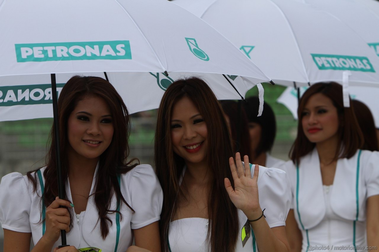 GP MALESIA, 09.04.2011- Prove Libere 3, Sabato, grid girl, pitbabess 