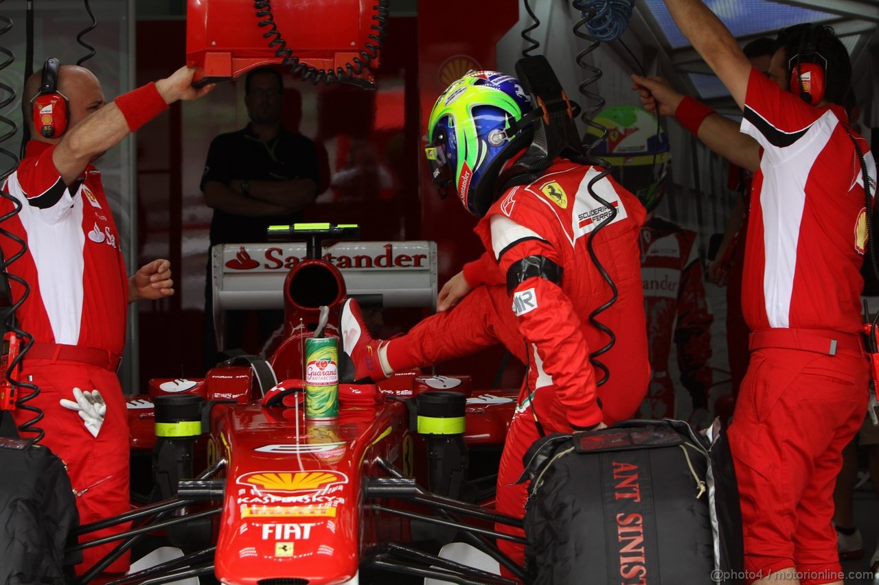 GP MALESIA, 09.04.2011- Prove Libere 3, Sabato, Felipe Massa (BRA), Ferrari, F-150 Italia pays tribute to Gustavo Sondermann, brasilian driver dead last week