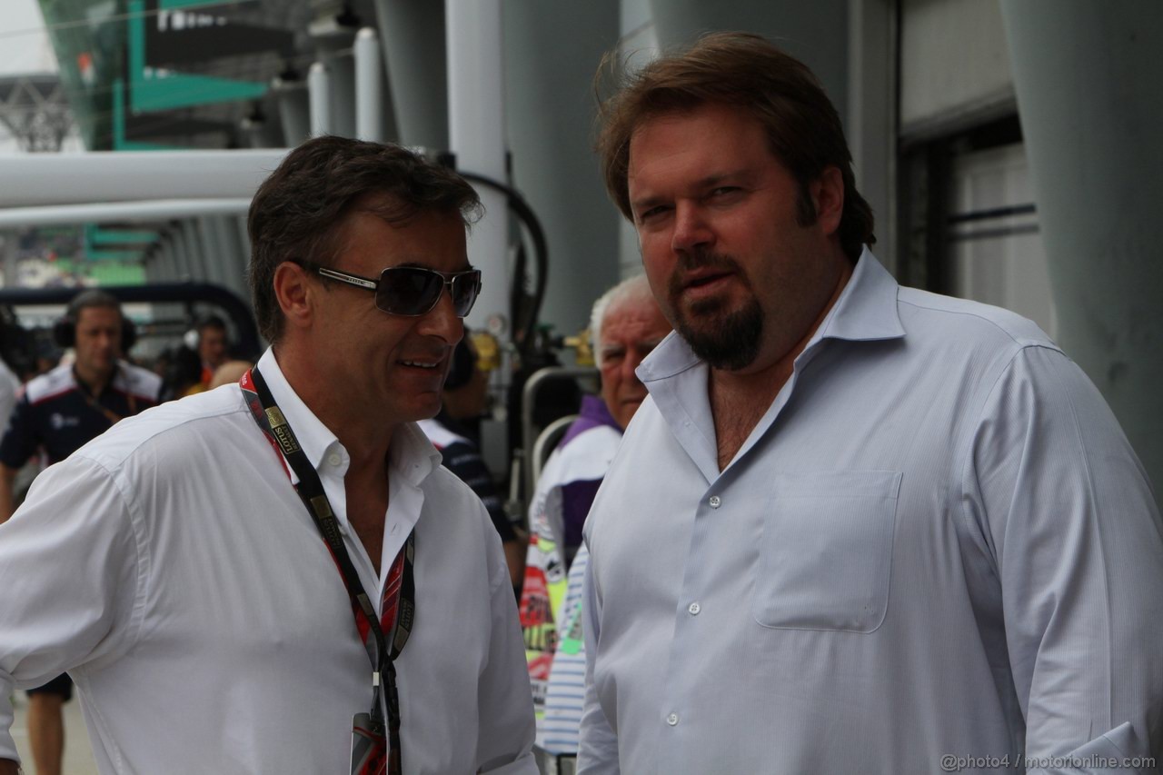 GP MALESIA, 09.04.2011- Prove Libere 3, Sabato, Jean Alesi (FRA) e Gino Rosato, Vice-President Corporate Affairs Lotus