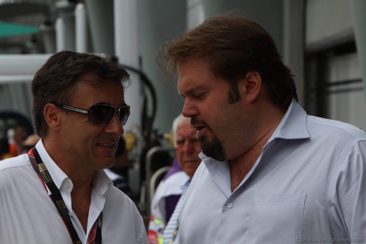 GP MALESIA, 09.04.2011- Prove Libere 3, Sabato, Jean Alesi (FRA) e Gino Rosato, Vice-President Corporate Affairs Lotus