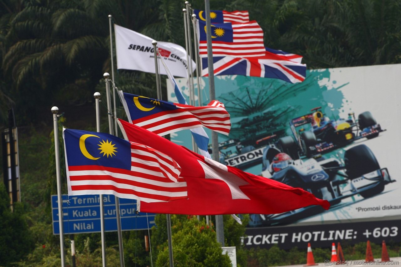 GP MALESIA, 09.04.2011- Qualifiche, Malaysian flags