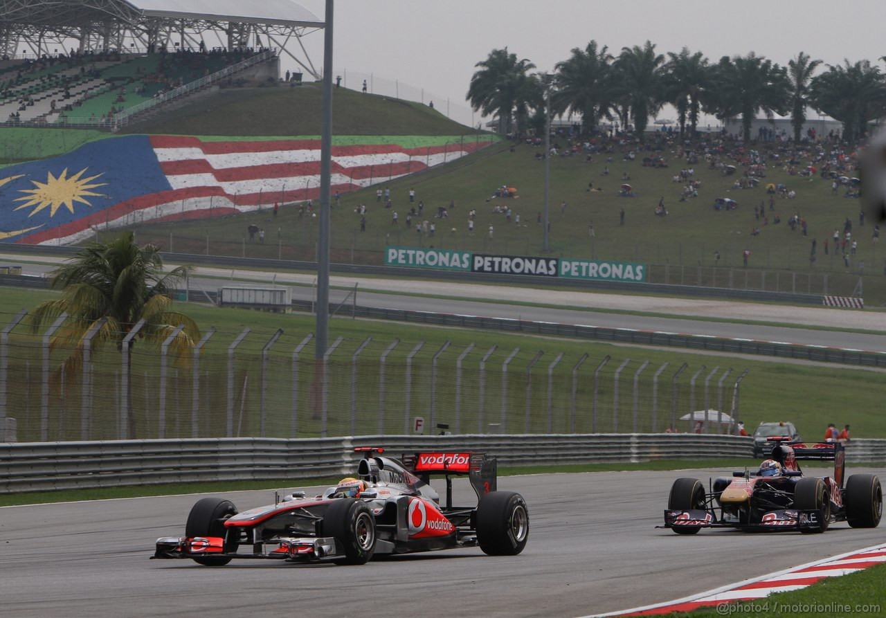 GP MALESIA, 09.04.2011- Qualifiche, Lewis Hamilton (GBR), McLaren  Mercedes, MP4-26 e Sébastien Buemi (SUI), Scuderia Toro Rosso, STR6 