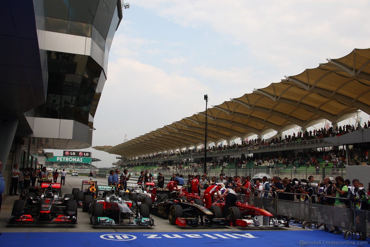 GP MALESIA, 09.04.2011- Qualifiche, Parc fermé, Lewis Hamilton (GBR), McLaren Mercedes, MP4-26, Nico Rosberg (GER), Mercedes GP Petronas F1 Team, MGP W02 e Nick Heidfeld (GER) Lotus Renault GP R31