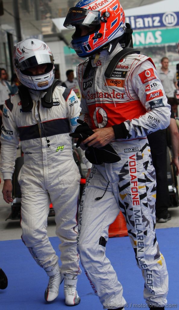 GP MALESIA, 09.04.2011- Qualifiche, Kamui Kobayashi (JAP), Sauber F1 Team C30 e Jenson Button (GBR), McLaren  Mercedes, MP4-26 