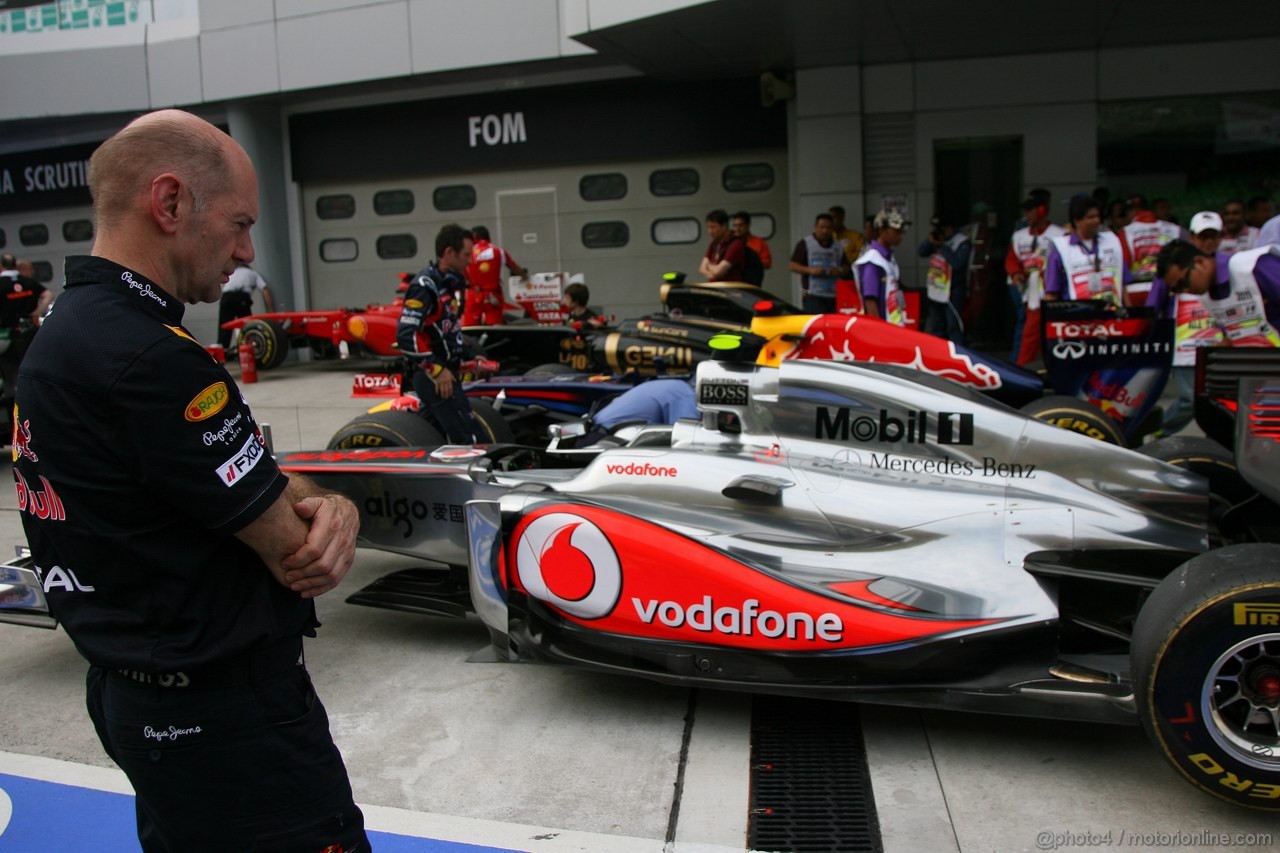 GP MALESIA, 09.04.2011- Qualifiche, Adrian Newey (GBR), Red Bull Racing , Technical Operations Director looking at the McLaren  Mercedes, MP4-26 