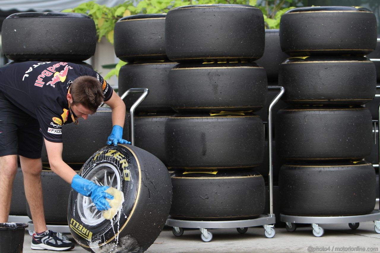 GP MALESIA, 09.04.2011- Tyres Pirelli 