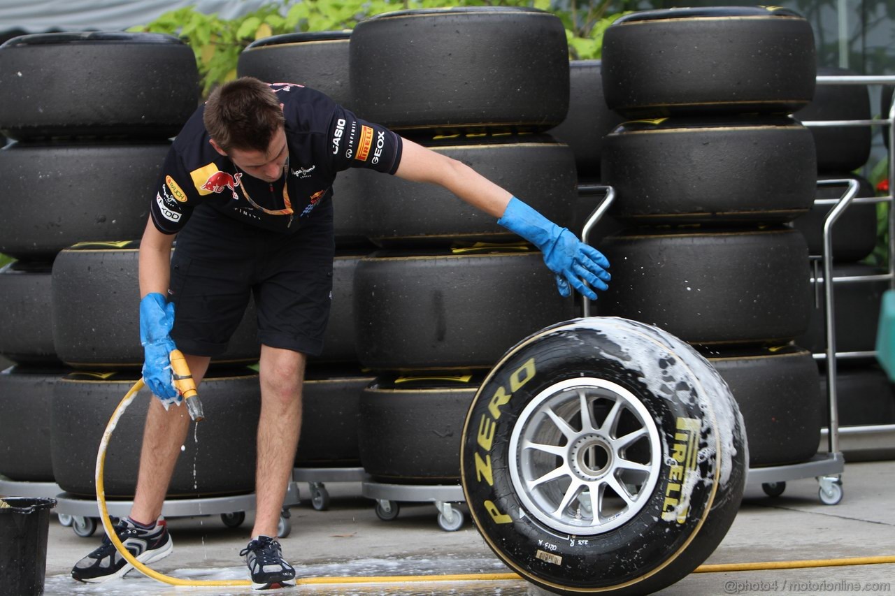 GP MALESIA, 09.04.2011- Tyres Pirelli