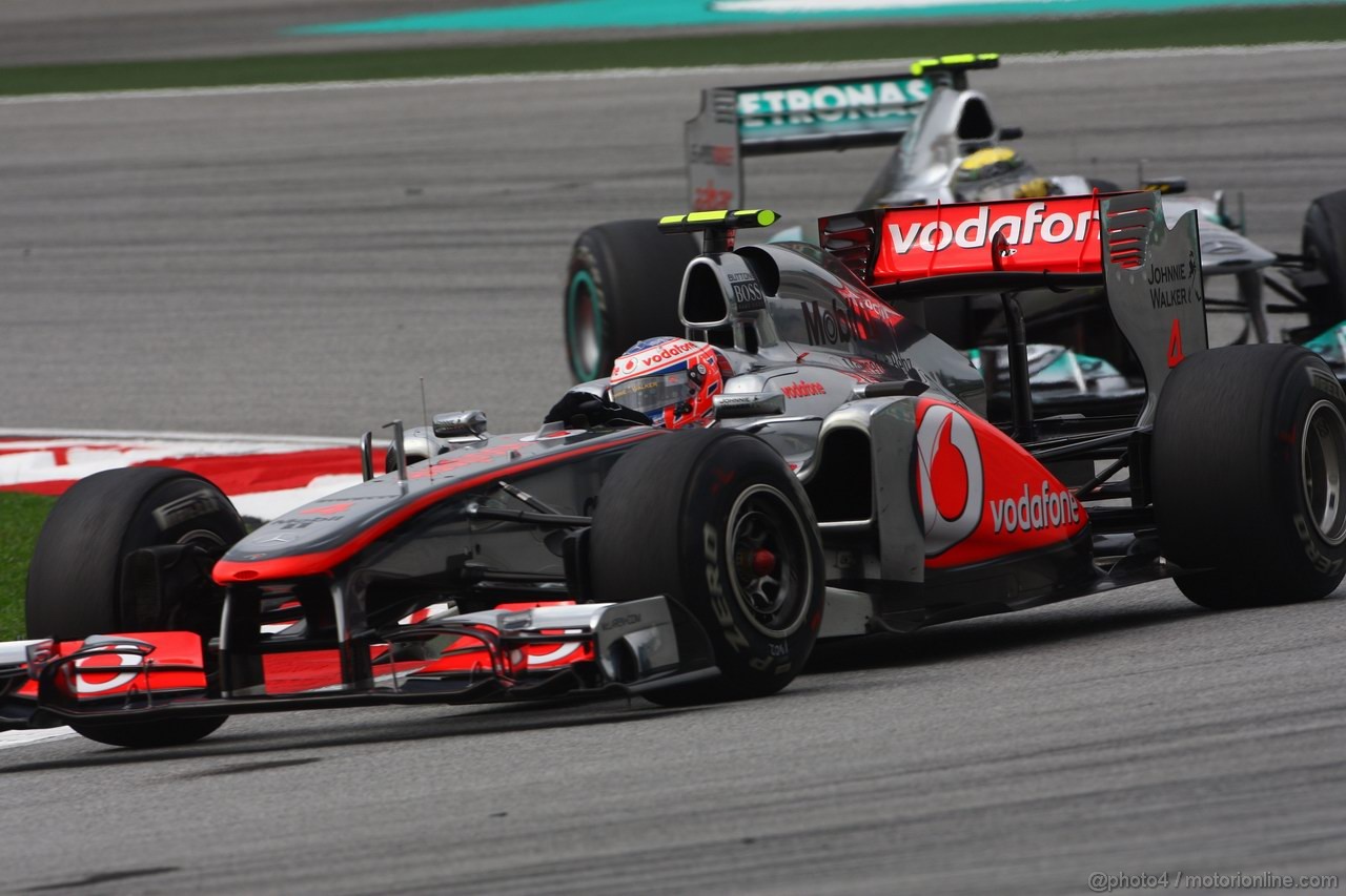 GP MALESIA, 08.04.2011- Prove Libere 1, Venerdi', Jenson Button (GBR), McLaren Mercedes, MP4-26 davanti a Nico Rosberg (GER), Mercedes GP Petronas F1 Team, MGP W02