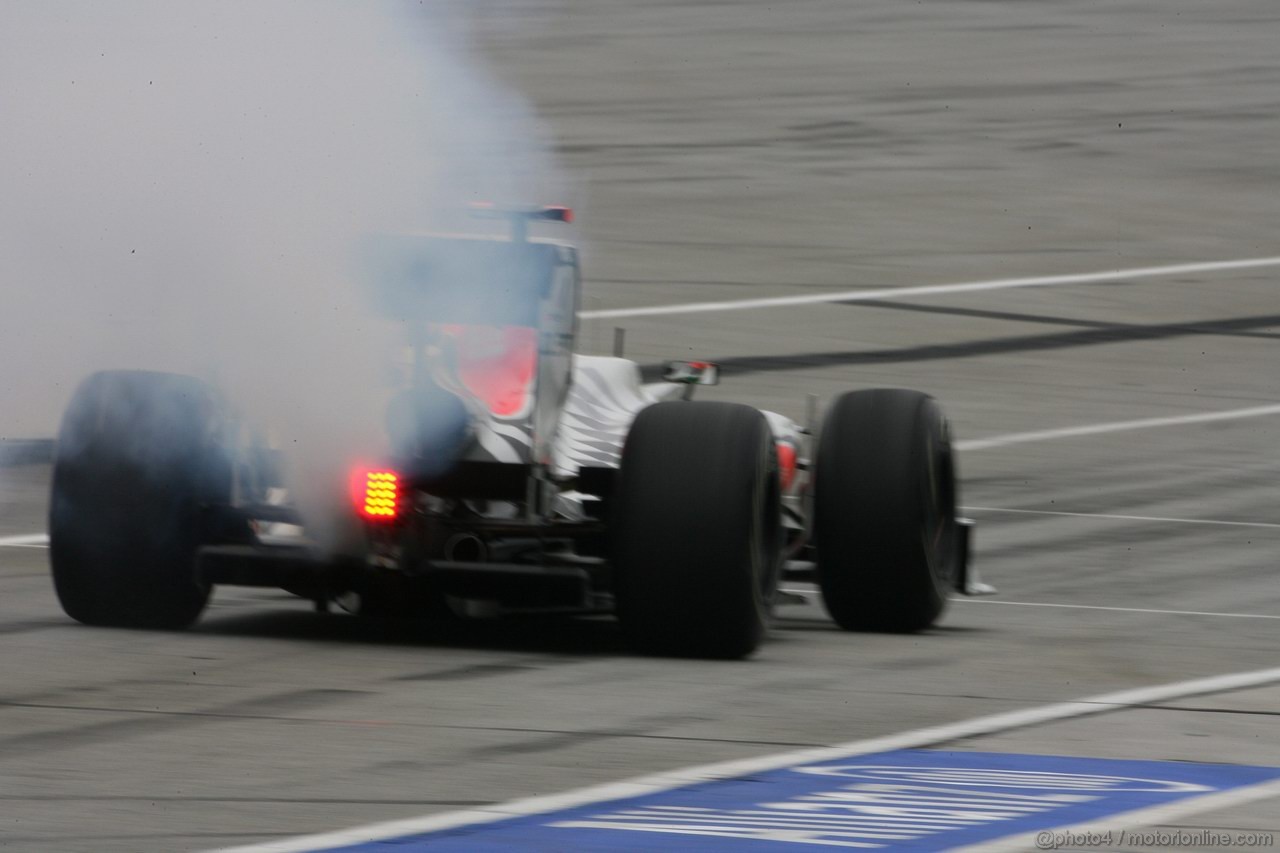 GP MALESIA, 08.04.2011- Prove Libere 1, Venerdi', Narain Karthikeyan (IND), Hispania Racing F1 Team, HRT gets engine problem just out of the pits