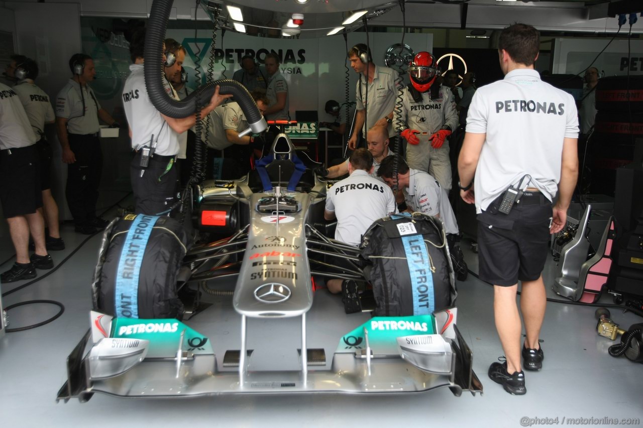 GP MALESIA, 08.04.2011- Prove Libere 1, Venerdi', Michael Schumacher (GER), Mercedes GP Petronas F1 Team, MGP W02 