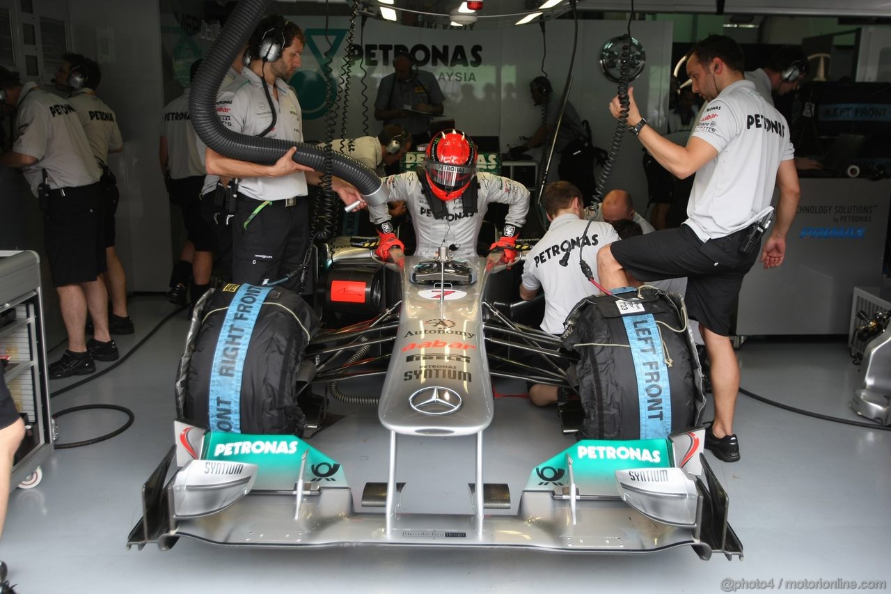 GP MALESIA, 08.04.2011- Prove Libere 1, Venerdi', Michael Schumacher (GER), Mercedes GP Petronas F1 Team, MGP W02