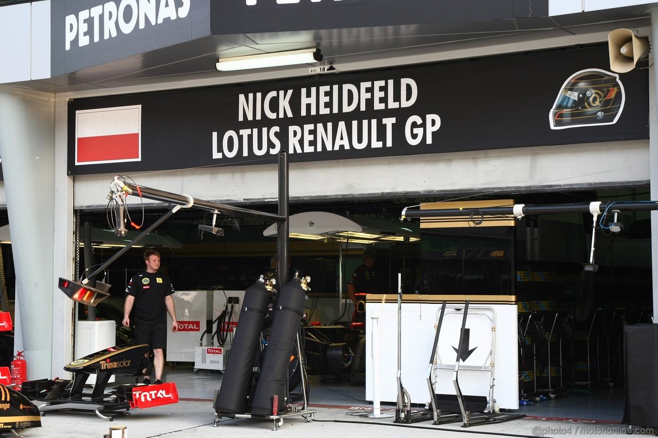 GP MALESIA, 08.04.2011- Prove Libere 1, Venerdi', Nick Heidfeld (GER) Lotus Renault GP R31  