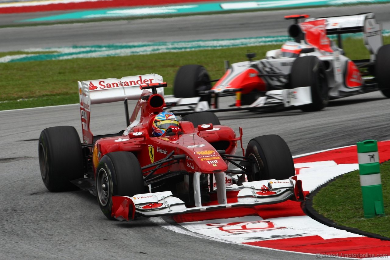 GP MALESIA, 08.04.2011- Prove Libere 1, Venerdi', Fernando Alonso (ESP), Ferrari, F-150 Italia davanti a Narain Karthikeyan (IND), Hispania Racing F1 Team, HRT