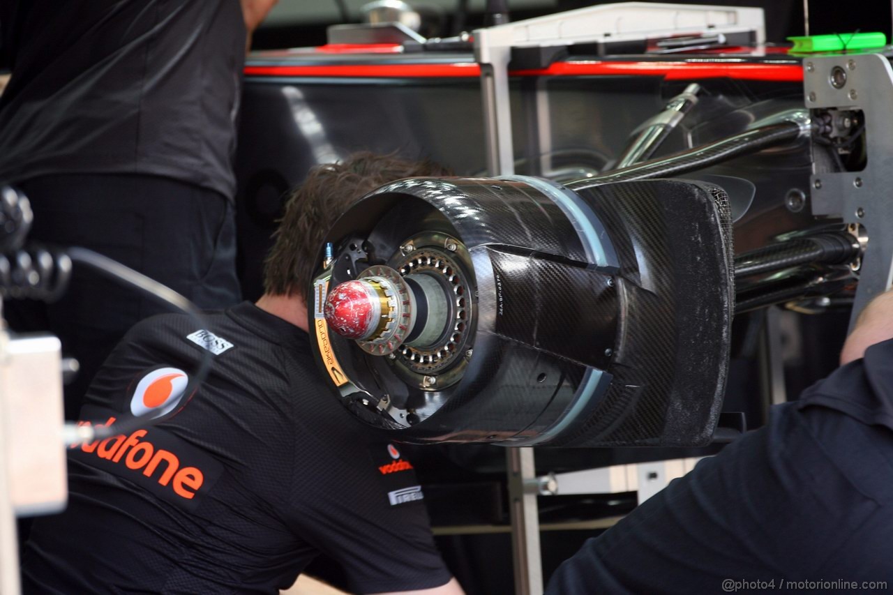 GP MALESIA, 08.04.2011- Prove Libere 1, Venerdi', Mechanics work on the cars