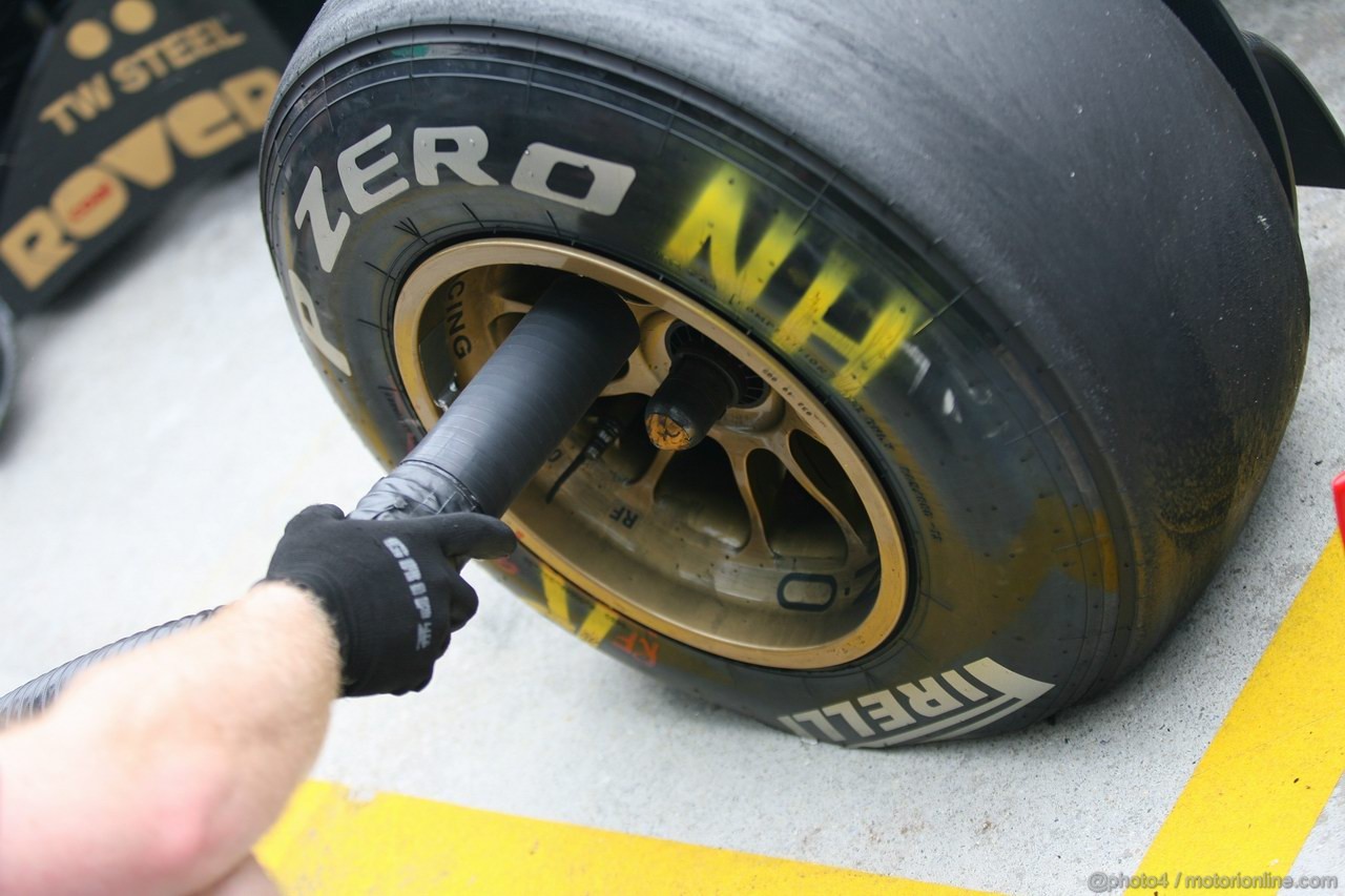 GP MALESIA, 08.04.2011- Prove Libere 1, Venerdi', Tyres Pirelli, Nick Heidfeld (GER) Lotus Renault GP R31