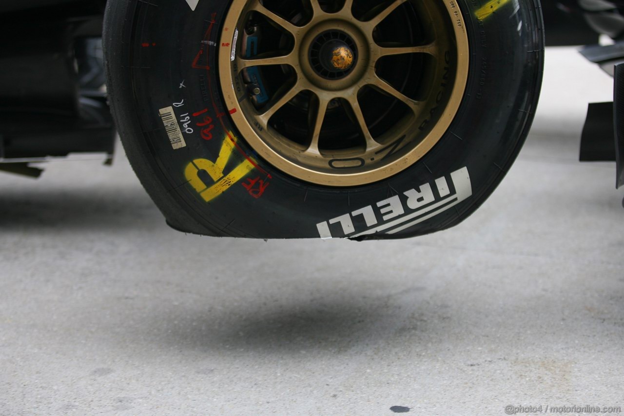 GP MALESIA, 08.04.2011- Prove Libere 1, Venerdi', Tyres Pirelli, Nick Heidfeld (GER) Lotus Renault GP R31