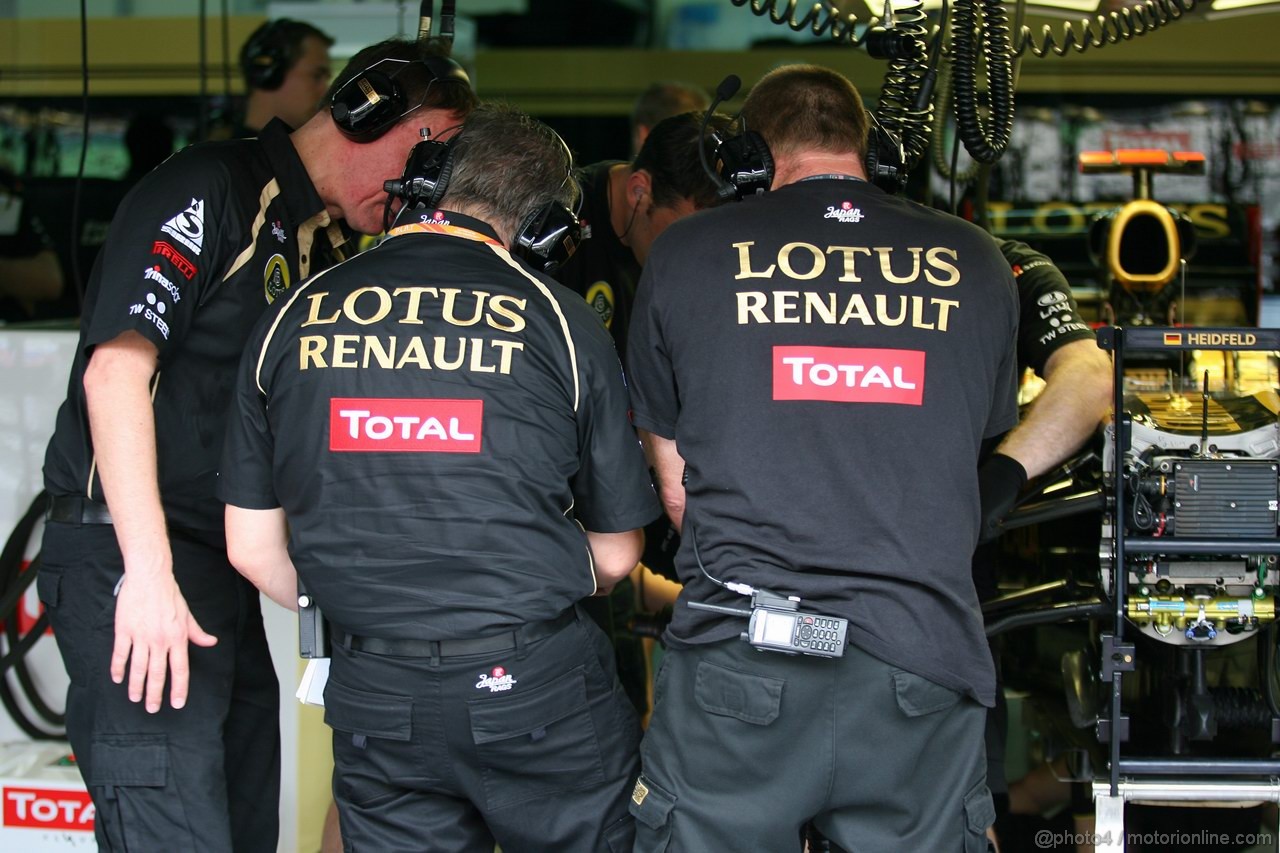 GP MALESIA, 08.04.2011- Prove Libere 1, Venerdi', Mechanics Lotus Renault GP R31 